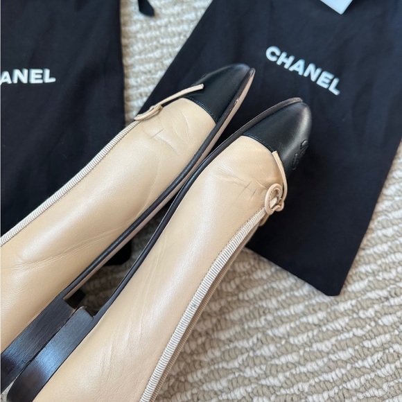 Chanel nude/black cap toe ballerinas 37.5 C - Picture 7 of 15